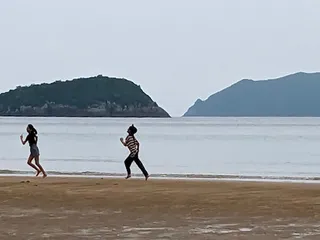 浜辺を走る二人の女の子