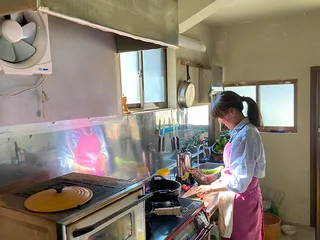 台所に立つやすこ